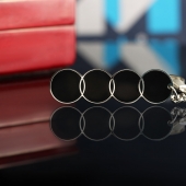 Серебряный брелок с логотипом Audi