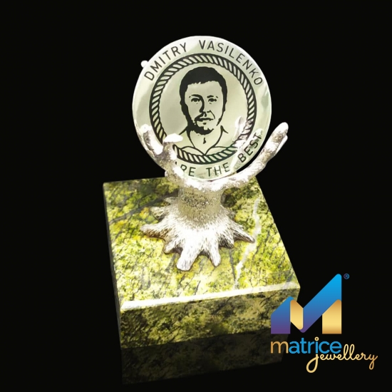 Серебряная монета на оригинальной подставке "Дерево"