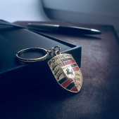 Золотой брелок c логотипом Porsche